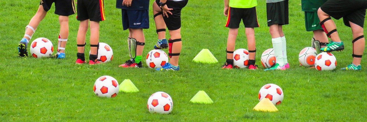 Kinder spielen Fußball